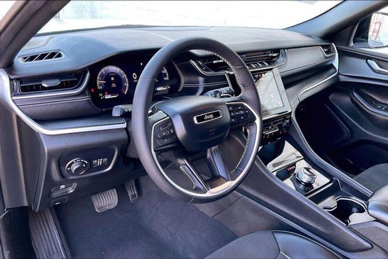 Used 2025 Jeep Grand Cherokee Altitude XImage 14