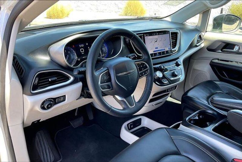 Used 2023 Chrysler Pacifica Touring LImage 14