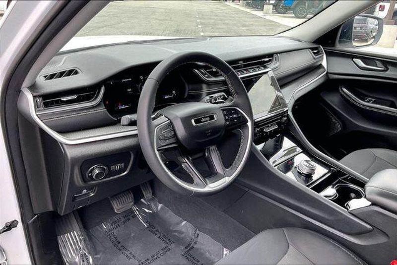 Used 2023 Jeep Grand Cherokee LaredoImage 14