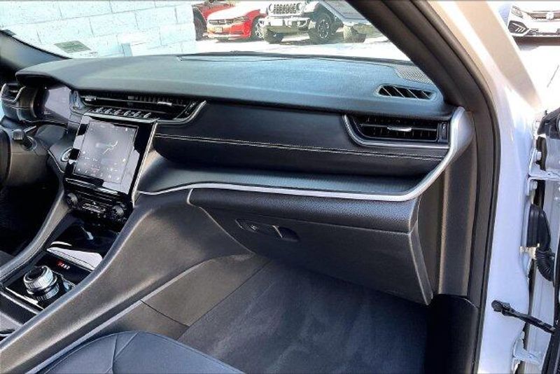 Used 2025 Jeep Grand Cherokee Laredo XImage 16