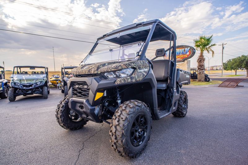 2023 CAN-AM DEFENDER DPS HD9 MOSSY OAK BREAKUP COUNTRY CAMO in a CAMO exterior color. Family PowerSports (877) 886-1997 familypowersports.com 
