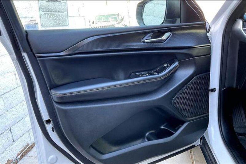 Used 2025 Jeep Grand Cherokee Laredo XImage 22