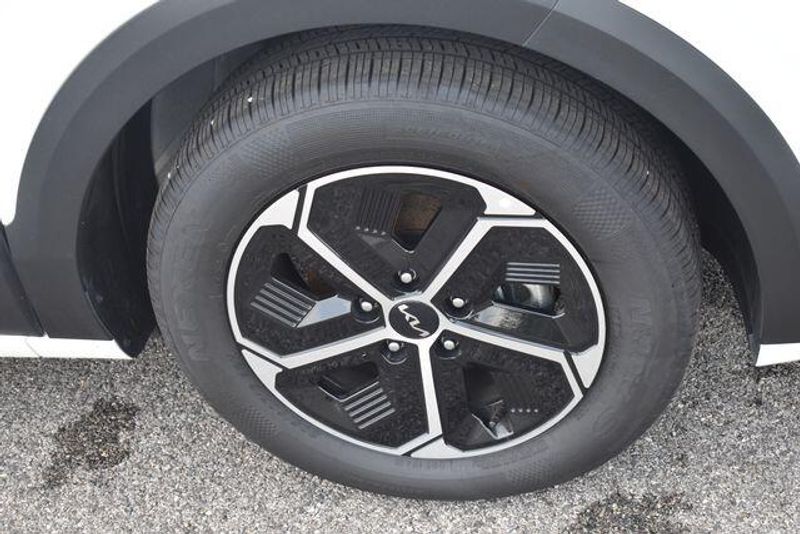 New 2026 Kia Niro LXImage 12