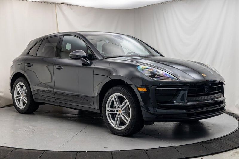 2025 Porsche Macan BaseImage 7