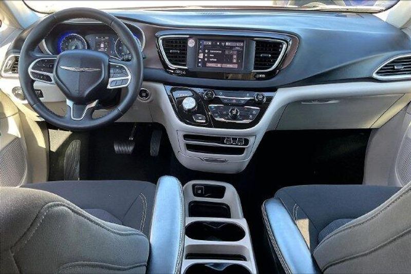 Used 2023 Chrysler Voyager LXImage 15