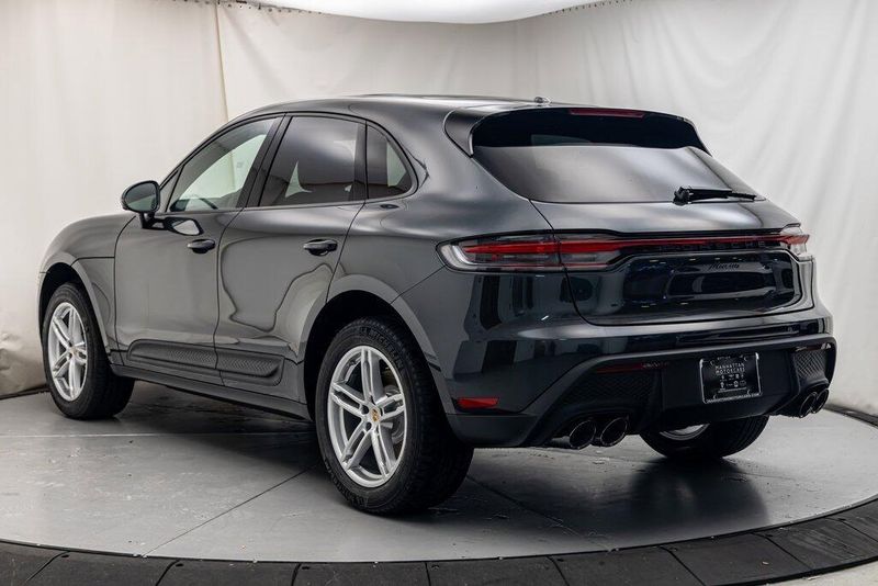 2025 Porsche Macan BaseImage 3