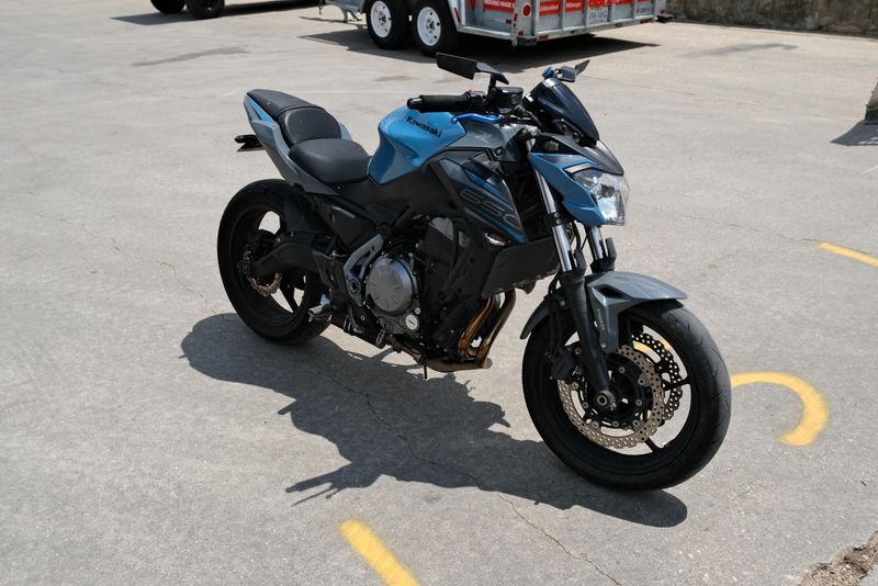 2019 KAWASAKI Z650 ABS STORMCLOUD BLUE AND PEARL STORM GRAY AND METALLIC FLAT SPARK BLACK 