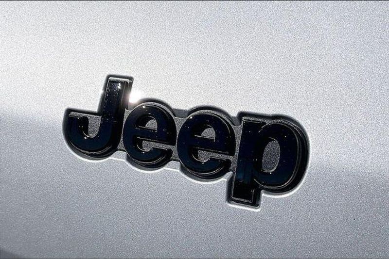 New 2025 Jeep Grand Cherokee L Altitude 4x2Image 13