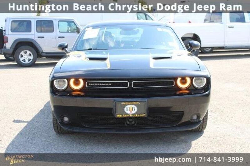 2015 Dodge Challenger SXTImage 2