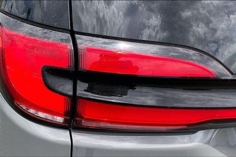 Used 2023 Chrysler Pacifica Touring LImage 28