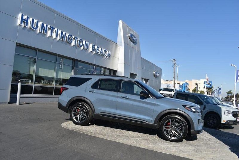 2025 Ford Explorer STImage 3