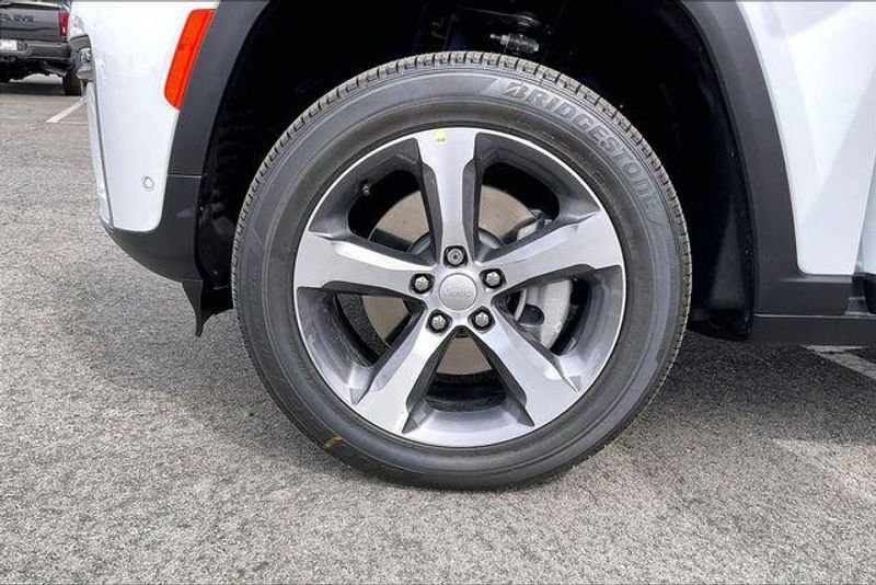 New 2026 Jeep Grand Cherokee L Limited 4x4Image 10