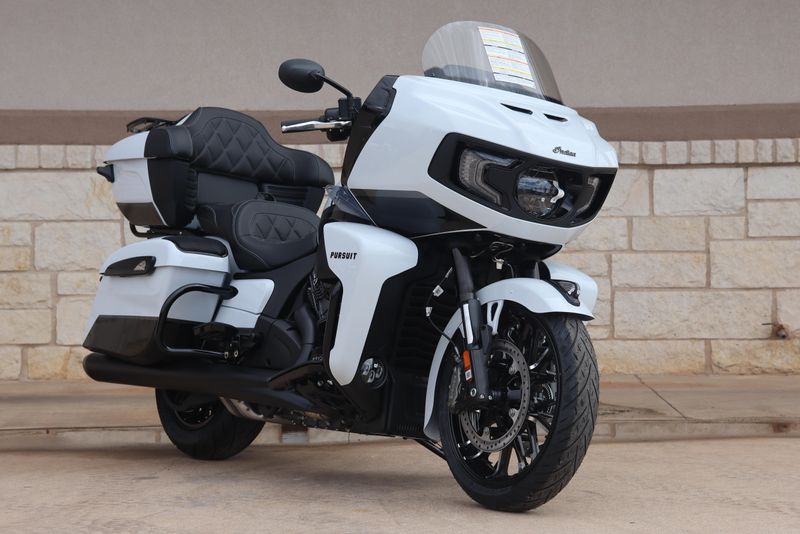 2025 INDIAN MOTORCYCLE PRUSUIT DARK HORSE WITH RIDERS ASSIST PACKAGE  POWERBAND AUDIO BLACK METALLIC CRYTAL  GHOST WHITE METALLIC 