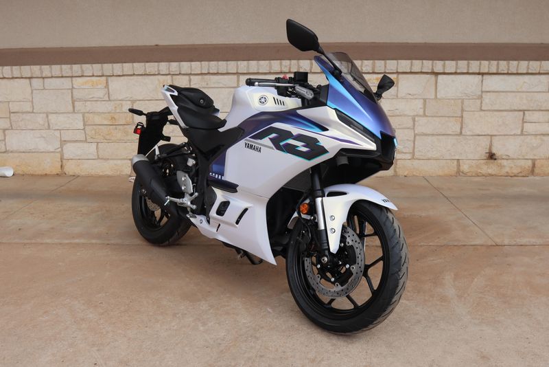 2025 YAMAHA YZFR3 ABS LUNAR WHITE AND NEBULA BLUE 