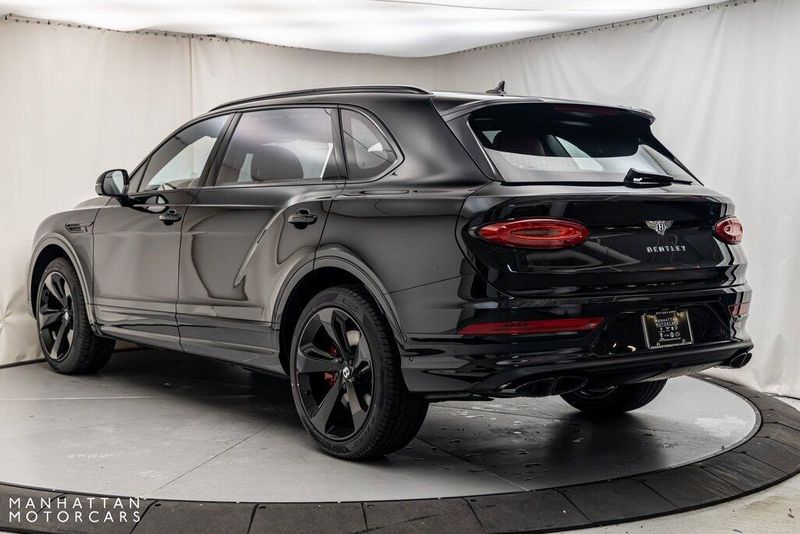 2024 Bentley Bentayga EWB V8Image 3