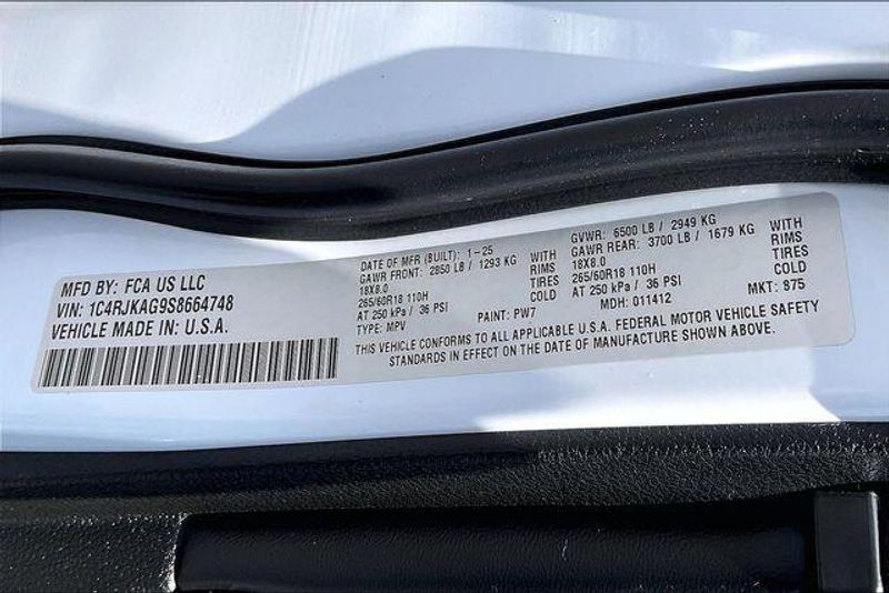 Used 2025 Jeep Grand Cherokee L LaredoImage 32