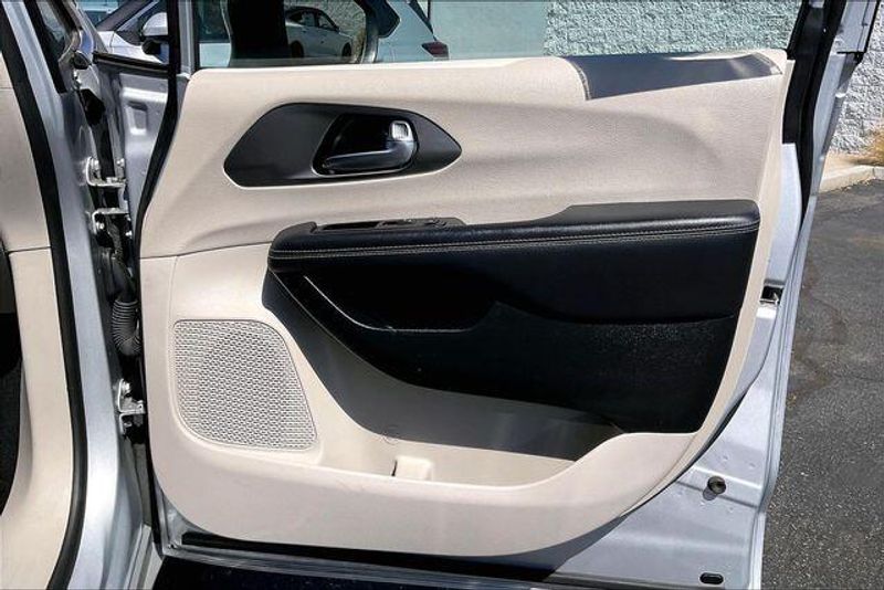 Used 2023 Chrysler Pacifica Touring LImage 23