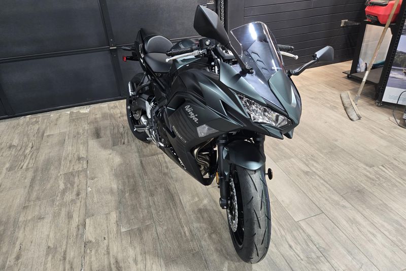 2025 KAWASAKI NINJA 650 ABS METALLIC MATTE OLD SCHOOL GREEN AND METALLIC SPARK BLACK 