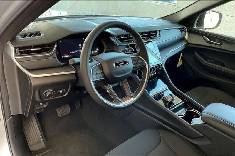 New 2025 Jeep Grand Cherokee L Laredo 4x4Image 6