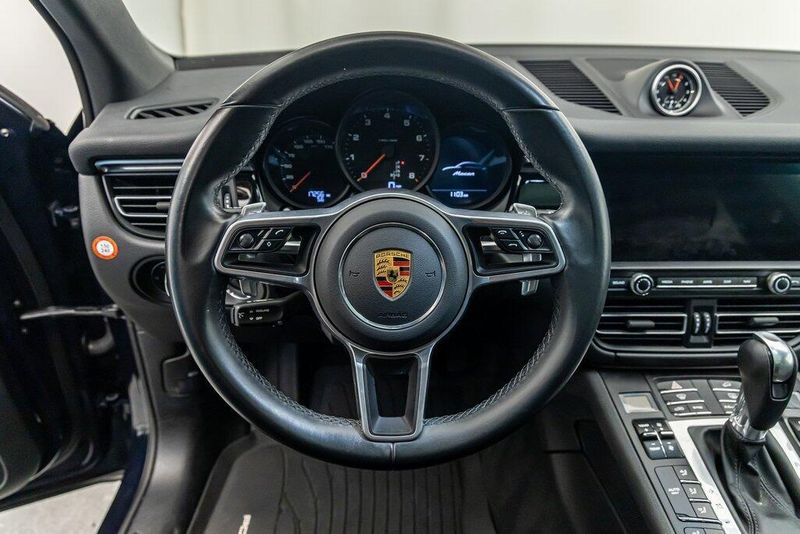 2021 Porsche Macan BaseImage 15