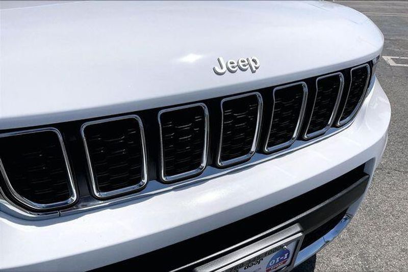 Used 2025 Jeep Grand Cherokee L LaredoImage 30