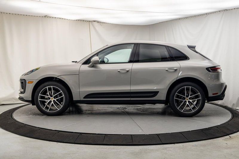 2025 Porsche Macan BaseImage 2