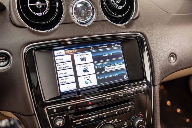 2015 Jaguar XJ Base photo 28