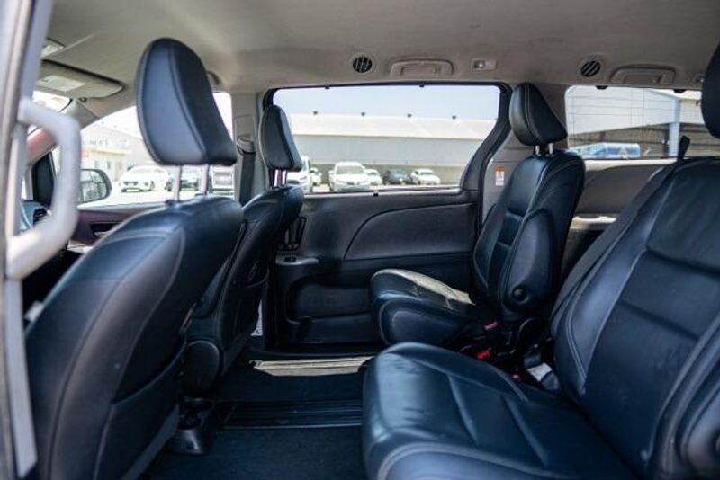 2019 Toyota Sienna SEImage 13