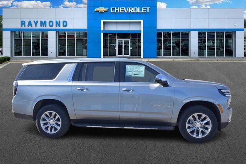 New 2026 Chevrolet Suburban PremierImage 2