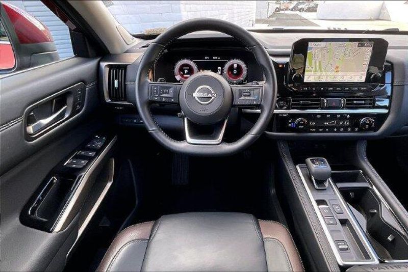 Used 2025 Nissan Pathfinder PlatinumImage 4