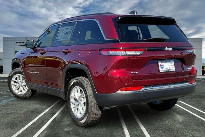 New 2025 Jeep Grand Cherokee Laredo X 4x4Image 2