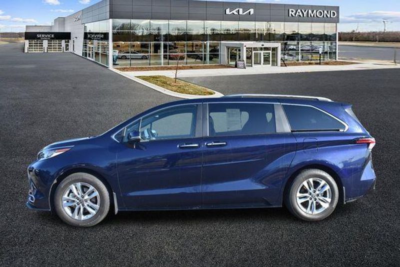 Used 2023 Toyota Sienna LimitedImage 6