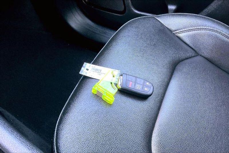 Used 2025 Jeep Compass LimitedImage 11