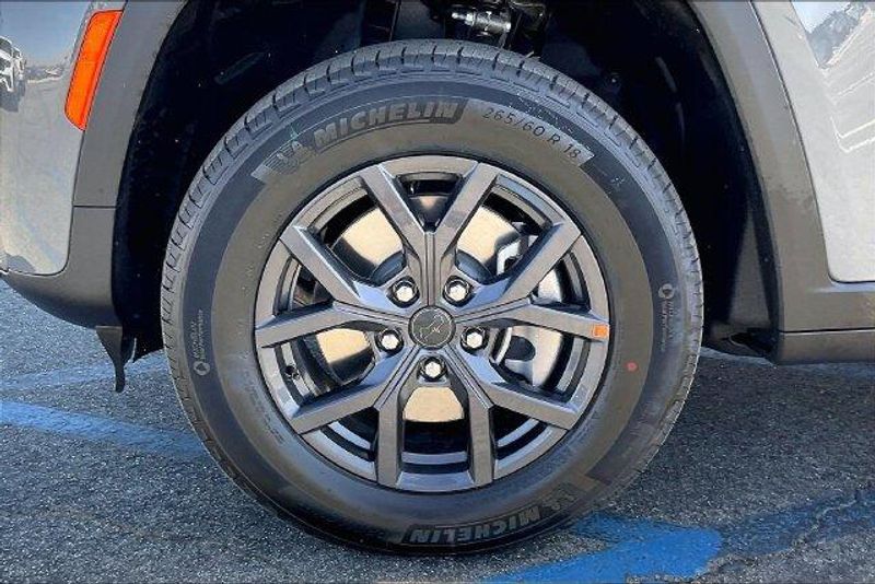 New 2027 Jeep Grand Cherokee L Laredo Altitude 4x2Image 10