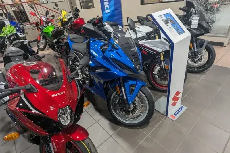 2025 SUZUKI GSX8R METALLIC TRITON BLUE 
