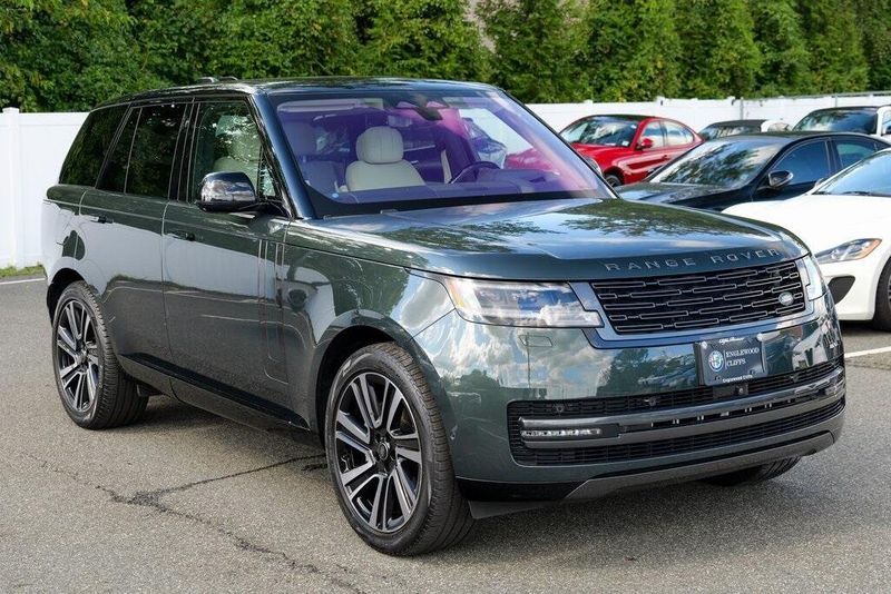 2023 Land Rover Range Rover SE photo 8