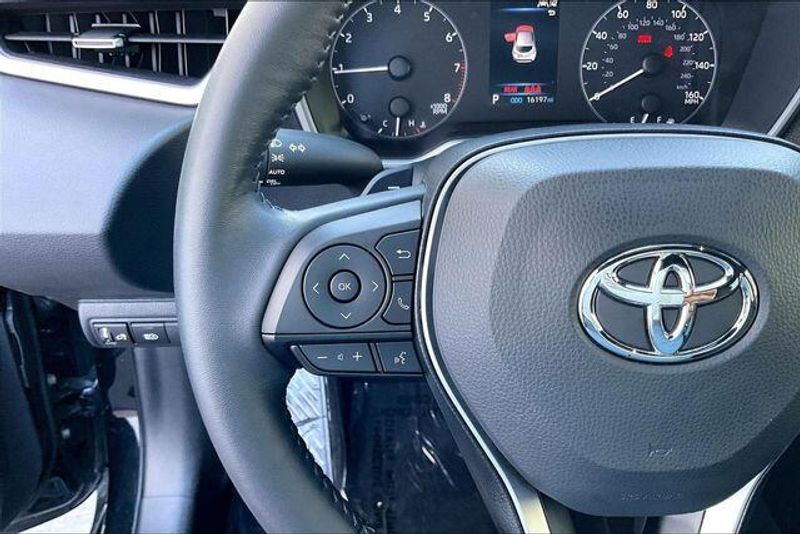 Used 2025 Toyota Corolla Hatchback SEImage 18