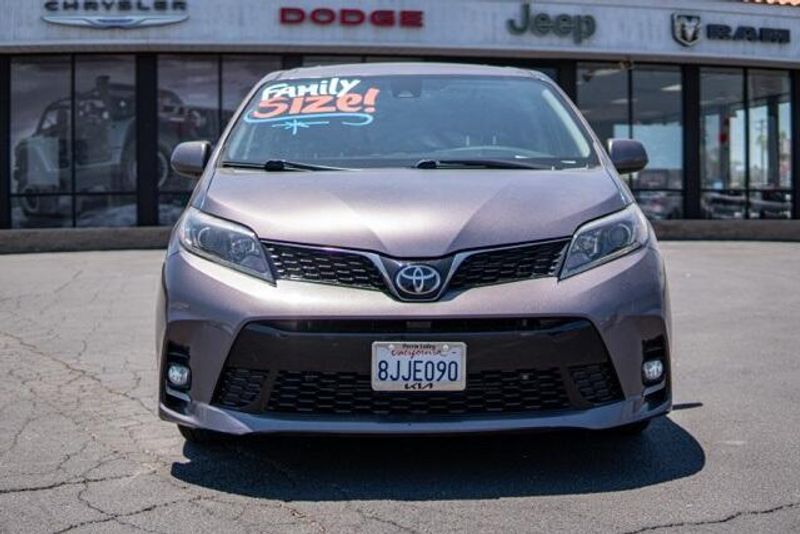 2019 Toyota Sienna SEImage 2