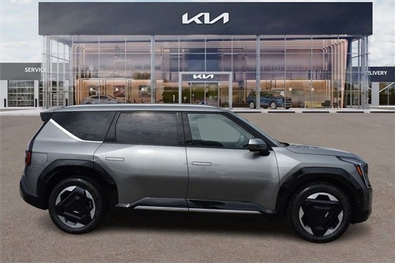 2024 Kia EV9 LandImage 2