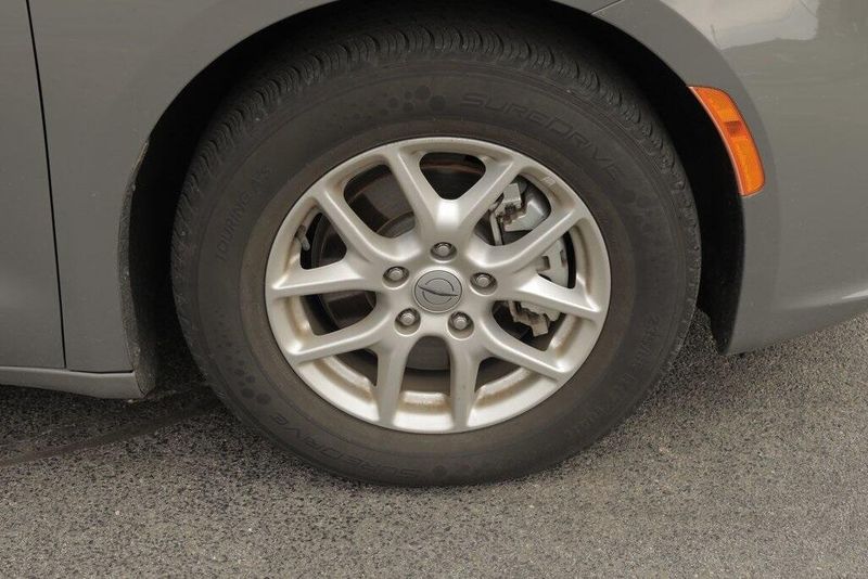 2023 Chrysler Pacifica Touring LImage 9
