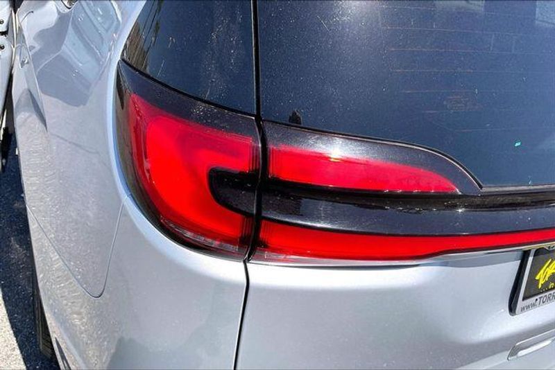 Used 2023 Chrysler Pacifica Touring LImage 28