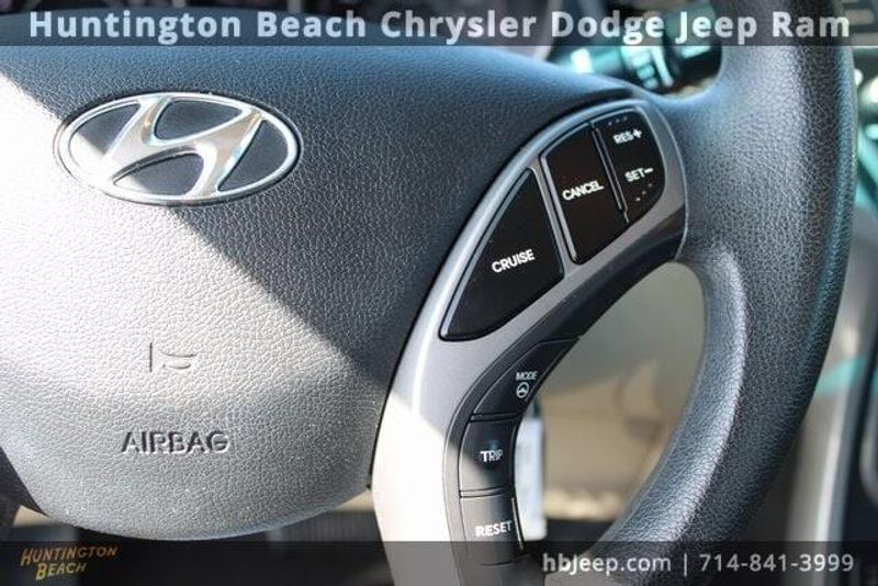 2014 Hyundai Elantra SEImage 18