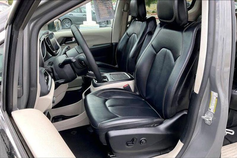 Used 2023 Chrysler Pacifica Touring LImage 24