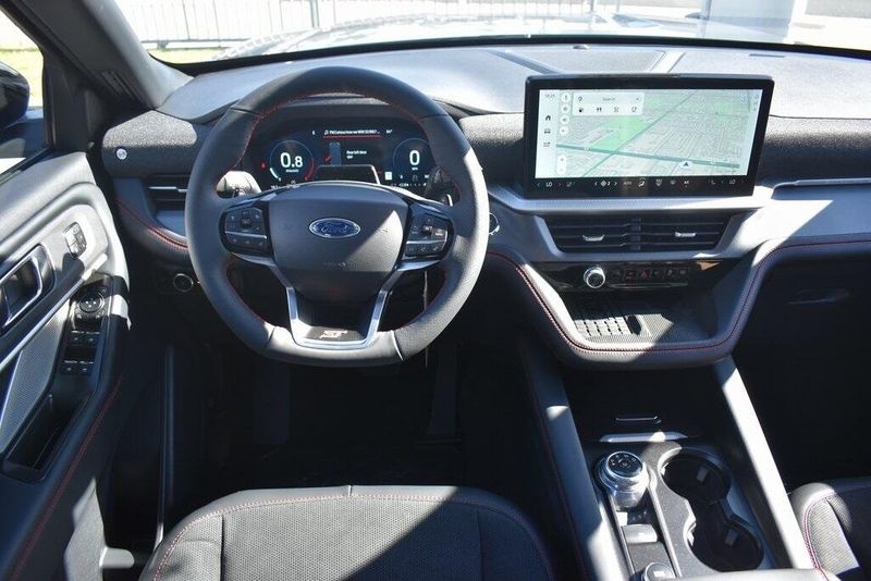 2025 Ford Explorer STImage 14
