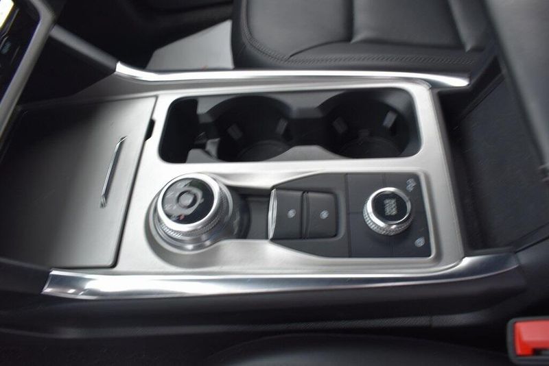 Used 2023 Ford Explorer XLTImage 17