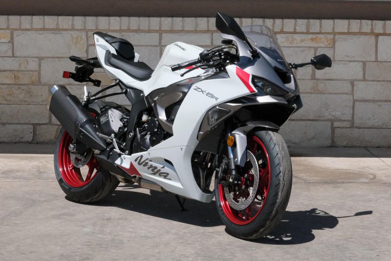 2025 KAWASAKI NINJA ZX6R ABS PEARL ROBOTIC WHITE AND METALLIC GRAPHITE GRAY 