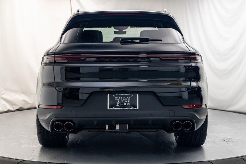 2025 Porsche Cayenne BaseImage 4