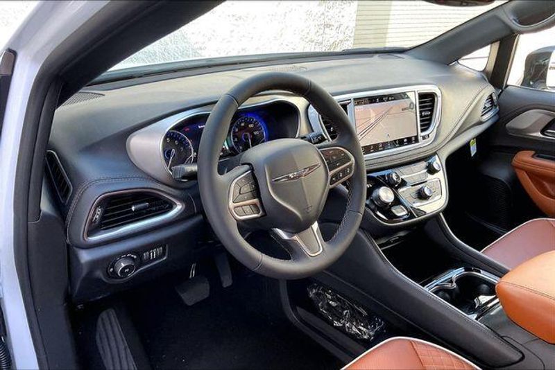 New 2026 Chrysler Pacifica PinnacleImage 6