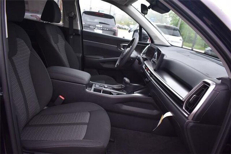 2024 Kia Sorento LXImage 13