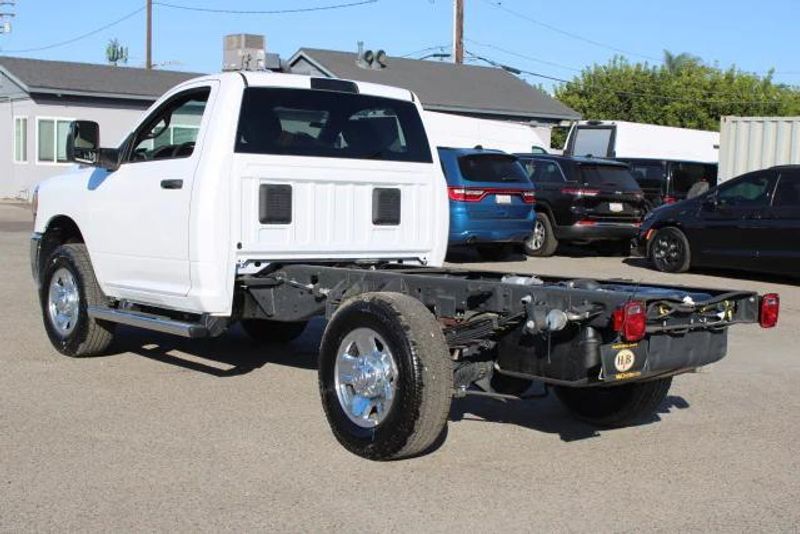 2023 RAM 3500 Chassis Cab Tradesman/SLTImage 6